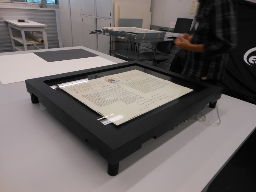 Proclamation dans son caisson monté sur quatre pieds et doté d’une vitrine en verre.