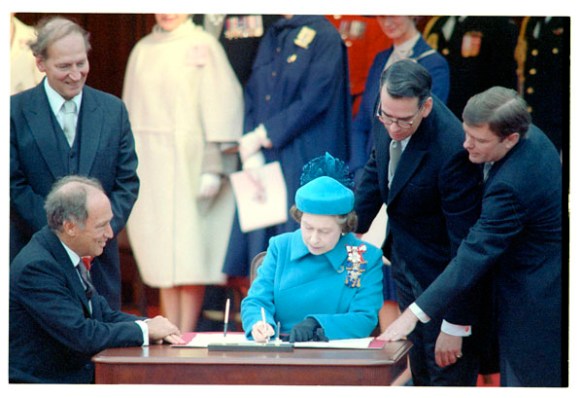 Photographie de la signature de la proclamation de la Loi constitutionnelle de 1982, par Robert Cooper. (MIKAN 3206003) © Gouvernement du Canada