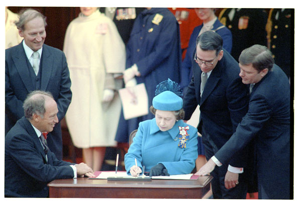 Photographie de la signature de la proclamation de la Loi constitutionnelle de 1982, par Robert Cooper. (MIKAN 3206003) © Gouvernement du Canada