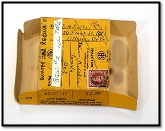 Photographie en couleurs d’un emballage de film jaune arborant des notes servant à identifier le film.