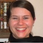 Photo en couleur d'une femme arborant un grand sourire.