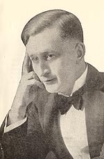 Image en noir et blanc d’un jeune homme vêtu d’un smoking.