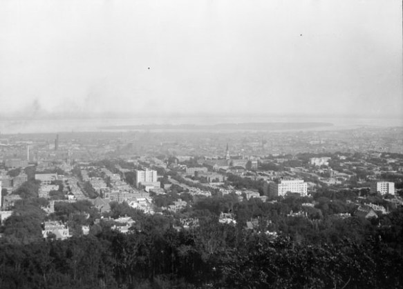 Photographie en noir et blanc d’une ville vue à vol d’oiseau.