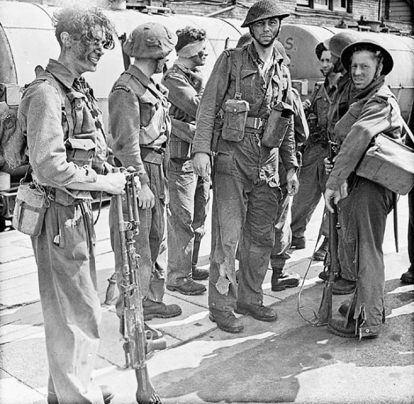 Photo noir et blanc de soldats, dont certains sont blessés ou portent des uniformes déchirés.