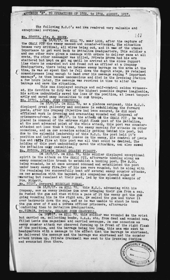 Une liste dactylographiée d’hommes ayant joué un rôle important dans la bataille de la côte 70.