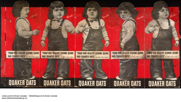 Publicité plissée et déchirée représentant des estampes découpées en noir et blanc des petites filles portant des salopettes et des chemises blanches sur un fond rouge. Le logo se trouve sur le dessus des jambes de chaque fillette, avec le nom de l’entreprise en bas de l’affiche.