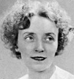 Photographie en noir et blanc d’une jeune femme.