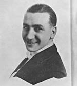 Photo en noir et blanc d’un jeune homme souriant.