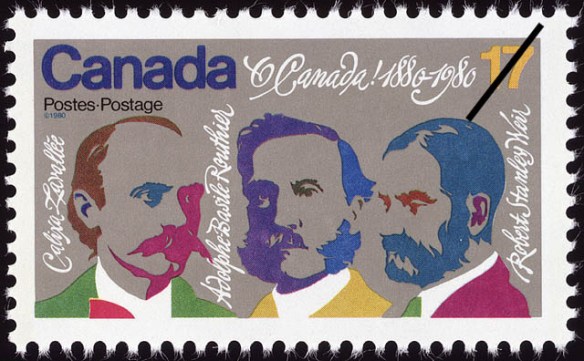 Photo d’un timbre-poste rectangulaire comportant des dessins colorés de trois hommes dont le nom est inscrit à côté de chacun : Calixa Lavallée, Adolphe-Basile Routhier et Robert Stanley Weir. On peut lire sur le timbre « Canada Postes-Postage, O Canada! 1880-1980 ».