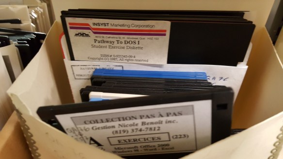 Photographie en couleur d’une enveloppe contenant divers types de disquettes. 