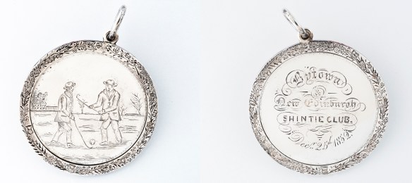 Photographie en couleur des deux faces d’un médaillon en argent. La première face illustre une partie de shinty en plein air et la deuxième face porte l’inscription « Bytown and New Edinburgh Shintie Club, Dec. 25th 1852 ». 