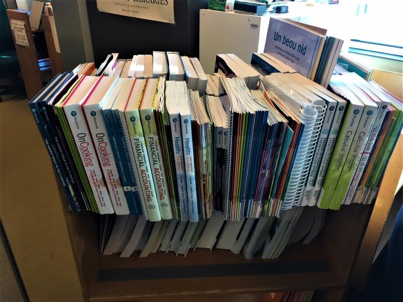 Une photo couleur d’un chariot de livres. Il contient deux exemplaires de chaque livre.