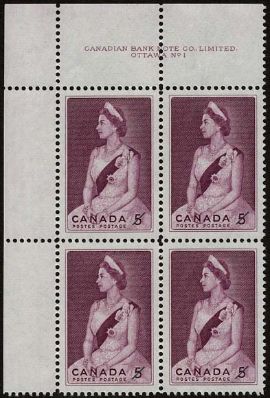 Bloc de quatre timbres représentant la reine Elizabeth II assise pour un portrait officiel. Elle porte une robe de soirée et une couronne. De son épaule gauche part une écharpe placée en diagonale, serrée à la taille et ornée d’une épingle sertie de bijoux.