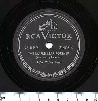 Photo en couleur d’une étiquette de disque avec le logo de RCA Victor du chien avec le gramophone 