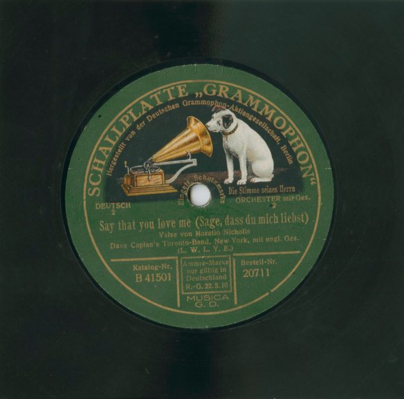 Photographie couleur d’une pochette d’album avec le logo de Deutschen Grammophon-Aktiengesellschaft (un chien regardant à l’intérieur d’un phonographe)