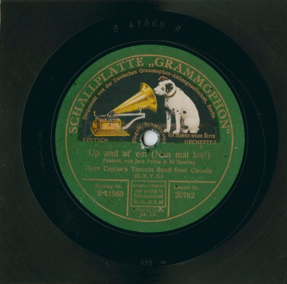 Photographie couleur d’une pochette d’album avec le logo de Deutschen Grammophon-Aktiengesellschaft (un chien regardant à l’intérieur d’un phonographe) 