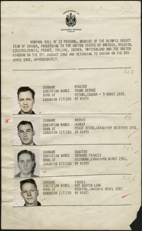 Deuxième page du passeport collectif de l’équipe canadienne de hockey aux Jeux olympiques de 1948. Le passeport a été délivré par le ministère des Affaires extérieures. On voit les photos de Frank George Boucher, d’Hubert Brooks, de Bernard Francis Dunster et de Roy Austin Lowe Forbes, ainsi que des renseignements à leur sujet : nom, date et lieu de naissance et citoyenneté. 