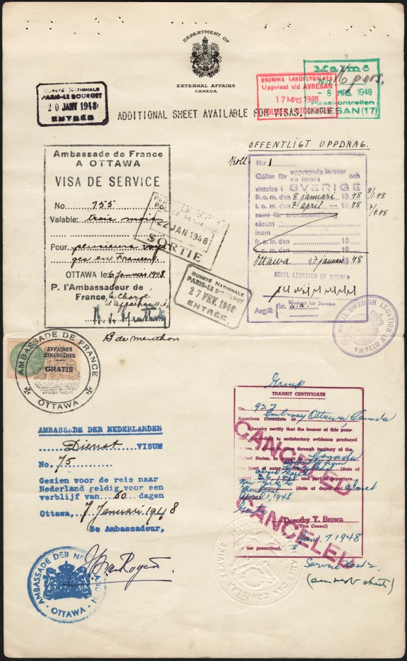 Page 6 du passeport collectif de l’équipe canadienne de hockey aux Jeux olympiques de 1948. Le passeport a été délivré par le ministère des Affaires extérieures. On voit les visas ainsi que les timbres d’entrée et de sortie de la France, de la Suède, des Pays Bas et des États Unis. 