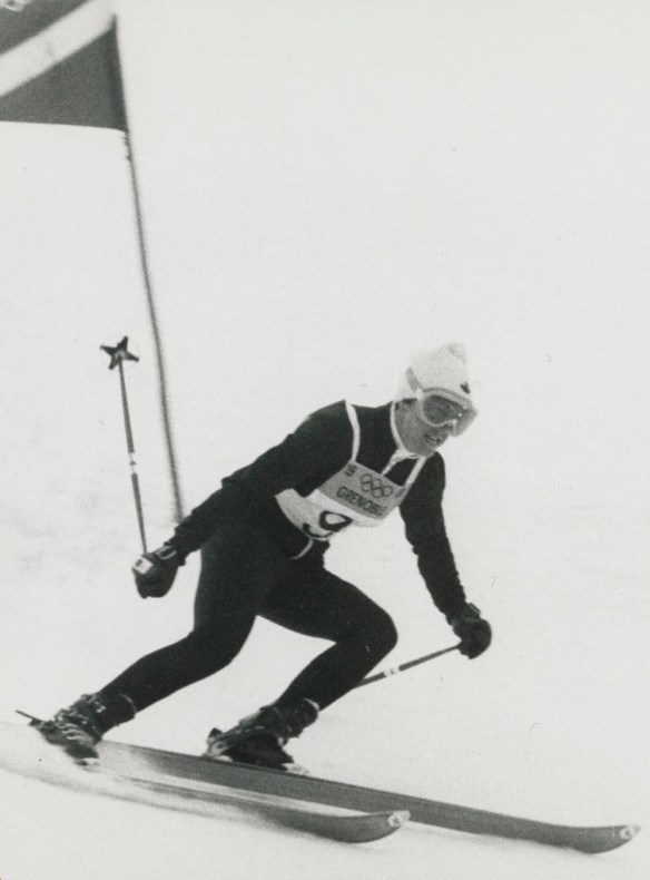 Photographie en noir et blanc de Nancy Greene lors de sa descente pour la médaille d'or en slalom géant.