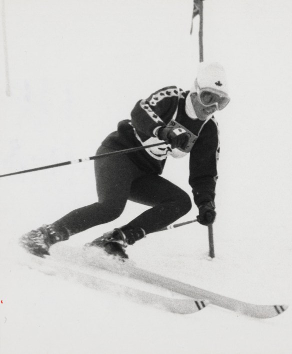 Photographie en noir et blanc de Nancy Greene lors de sa descente pour la médaille d'argent en slalom.