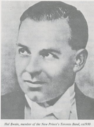 Photo noir et blanc d’un jeune homme qui regarde vers le côté d’un air songeur