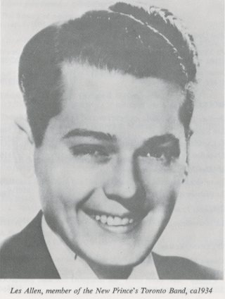 Photo noir et blanc d’un jeune homme souriant 