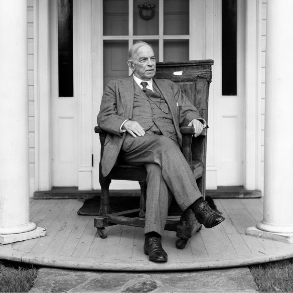 Photo noir et blanc de William Lyon Mackenzie King assis sur son perron.
