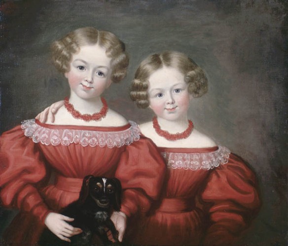 Peinture à l’huile de deux fillettes vêtues à l’identique, avec des robes rouges à cols de dentelle et des colliers rouges. L’une d’entre elles tient un petit chien.