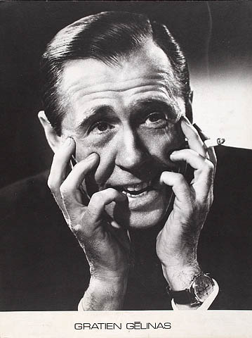 Photo noir et blanc de Gratien Gélinas, visage dans les mains, avec une cigarette.