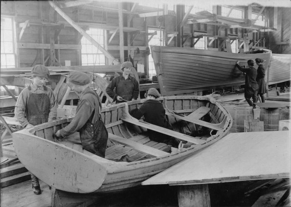 Photo noir et blanc de six femmes travaillant sur des bateaux prototypes au laboratoire du Dr Alexander Graham Bell.