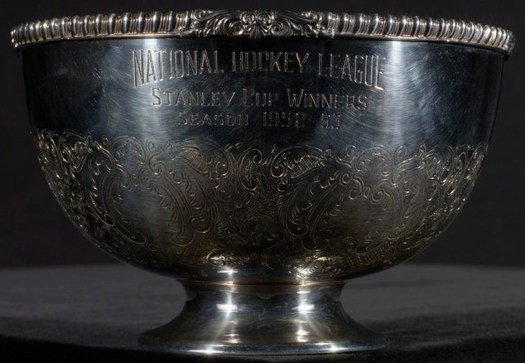 Une photo en couleurs d’un bol de cuivre plaqué argent sur lequel est gravé « National Hockey League, Stanley Cup Winners, Season 1952–53 » [Ligue nationale de hockey, gagnants de la coupe Stanley, saison 1952-1953].