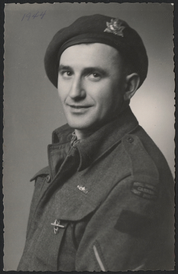 Photographie en noir et blanc d’un homme en uniforme.