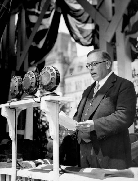 Photographie en noir et blanc du très honorable William Lyon Mackenzie King, premier ministre du Canada, prononçant un discours à l’inauguration du carillon de la Tour de la Paix.
