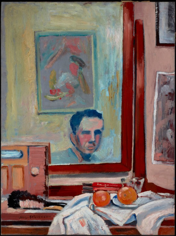 Peinture d’un miroir et d’une composition de nature morte sur une coiffeuse avec de nombreux livres, une brosse, une radio et deux oranges sur une assiette placée au-dessus d’un journal. Le reflet du miroir montre l’artiste et une autre peinture. 