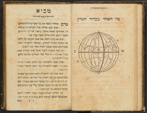 Photo couleur d’un livre ouvert avec du texte en hébreu et une mappemonde.