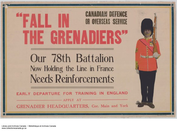 Affiche couleur sur laquelle on peut lire « Fall in the Grenadiers » [Faites partie des Grenadiers] en grosses majuscules rouges. D’autres phrases y sont imprimées en rouge et en noir. Sur le côté droit, une illustration montre un soldat en uniforme au garde-à-vous; il porte un haut chapeau noir, un manteau rouge et un fusil à l’épaule. 