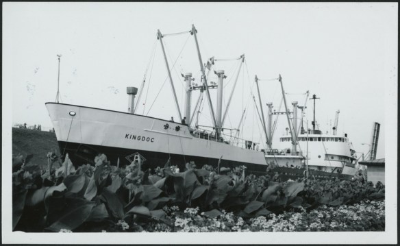 Photo noir et blanc d’un grand navire franchissant un canal. 