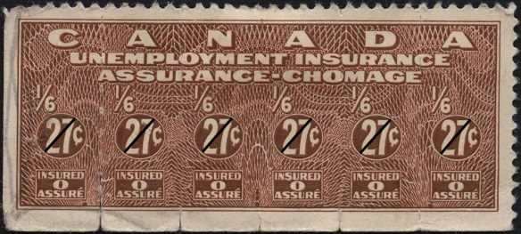 Une photographie couleur d’un timbre brun-rouge portant le texte suivant : Canada. Unemployment Insurance. Assurance-chômage. 1/6 27¢. Insured 0 Assuré.