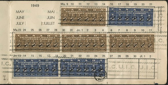 Une photographie couleur d’une page d’un carnet d’assurance-chômage usagé sur laquelle sont collés sept timbres, datée de mai, juin et juillet 1949. 