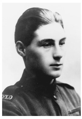 Photo noir et blanc d’un soldat en uniforme, de profil.