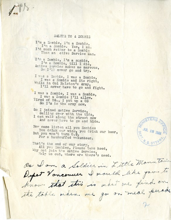 Poème dactylographié, avec l’empreinte d’un timbre de caoutchouc sur le côté et du texte manuscrit au bas.