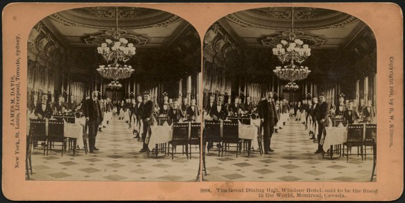Photographie stéréoscopique noir et blanc montrant des dizaines de serveurs debout près de deux rangées de tables avec un lustre suspendu au plafond, Hôtel Windsor, Montréal (Québec).