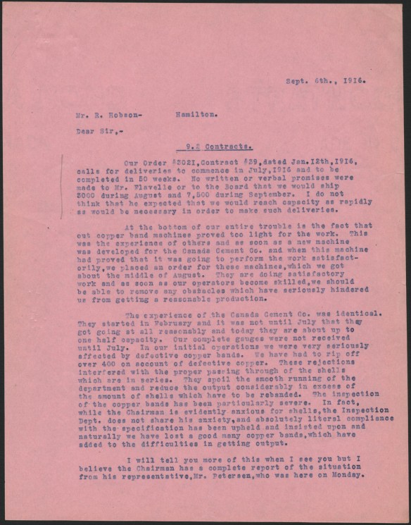 Première page, de couleur rose, d’une lettre écrite en septembre 1916 par Ross H. McMaster, chef de l’usine de Montréal, à Robert Hobson, président de la Stelco, décrivant les difficultés à produire et à livrer les obus.