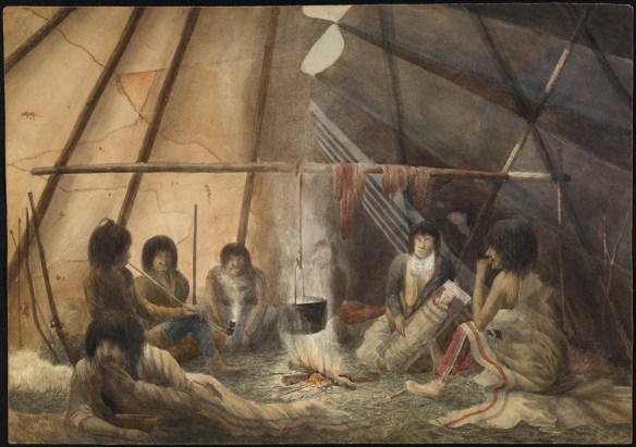 Aquarelle montrant l’intérieur d’une tente. Sept personnes sont assises autour d’un feu, dont une mère accompagnée d’un enfant sur une planche porte-bébé. Des pelleteries (ou de la viande) sèchent sur une poutre horizontale, à laquelle une casserole est suspendue au-dessus du feu. Un mousquet, un arc et des flèches sont appuyés sur une paroi de la tente. Une personne mange, une autre fume la pipe, tandis que les autres semblent observer l’artiste au travail, c’est-à-dire Hood. 