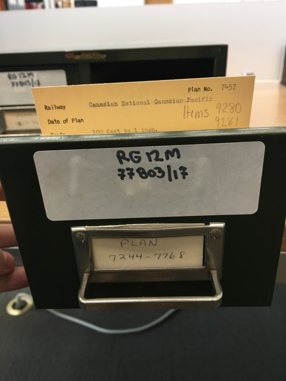 Photo couleur d’un tiroir de fiches; la fiche du plan 7457 est sortie.