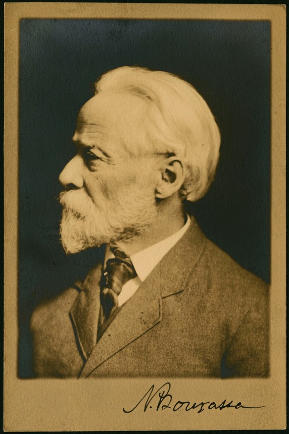 Photo noir et blanc du profil gauche de Napoléon Bourassa.