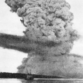 Photo noir et blanc d’un gros panache de fumée produit par la collision entre les navires Mont-Blanc et Imo, ayant entraîné l’explosion du Mont-Blanc dans le port de Halifax.