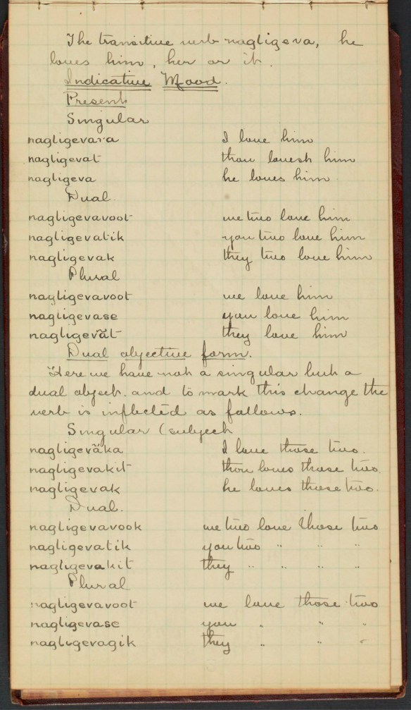 Une page manuscrite d’un carnet notant les conjugaisons en inuktitut du verbe aimer. 