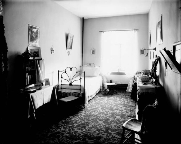 Photo noir et blanc d’un lit simple et de mobilier au collège pour femmes Coligny, à Ottawa. 