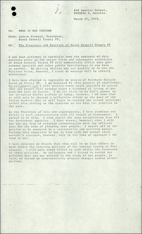 Une note de service tapuscrite, datée du 12 mars 1973, rédigée par Andrew Rickard, président du Grand conseil du traité no 9, au nom de son peuple. L’auteur dévoile ses intentions et ses attentes relatives à une collaboration avec tous les ordres de gouvernement.
